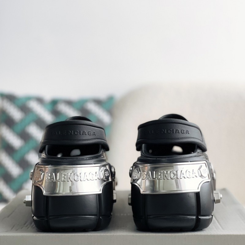 Ba*len*cia*ga Cr*0*s