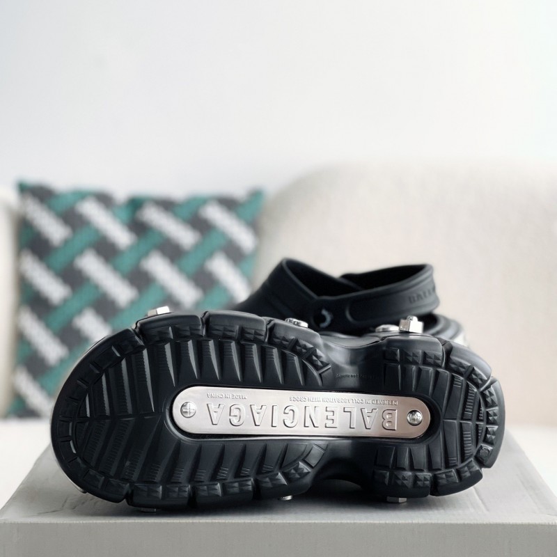 Ba*len*cia*ga Cr*0*s