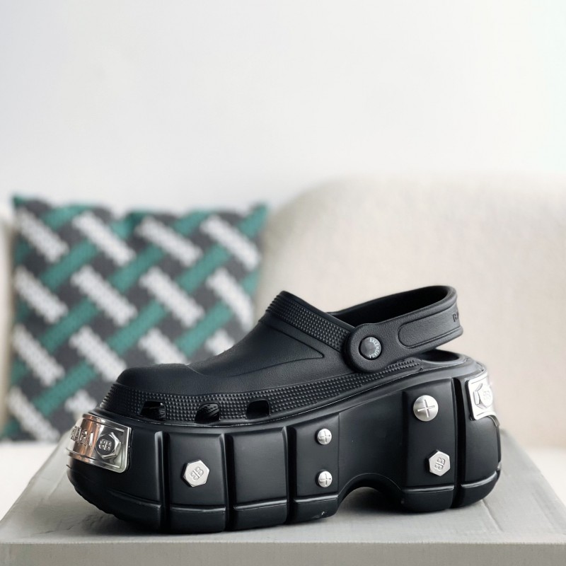 Ba*len*cia*ga Cr*0*s