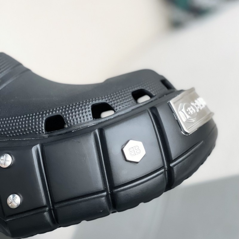 Ba*len*cia*ga Cr*0*s