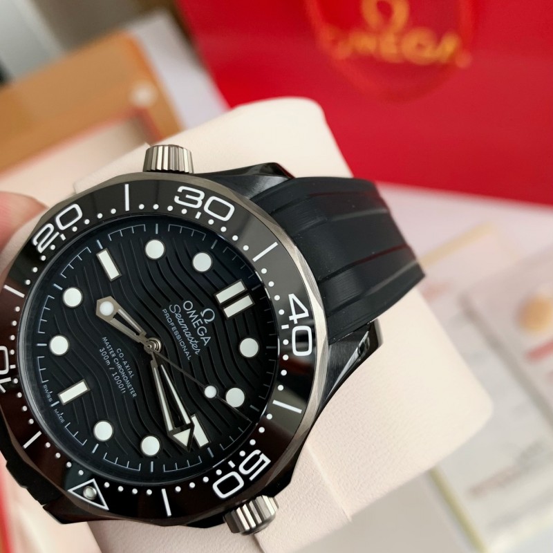 Om**a Seahorse Series 300-meter dive wristwatch,43.5mm