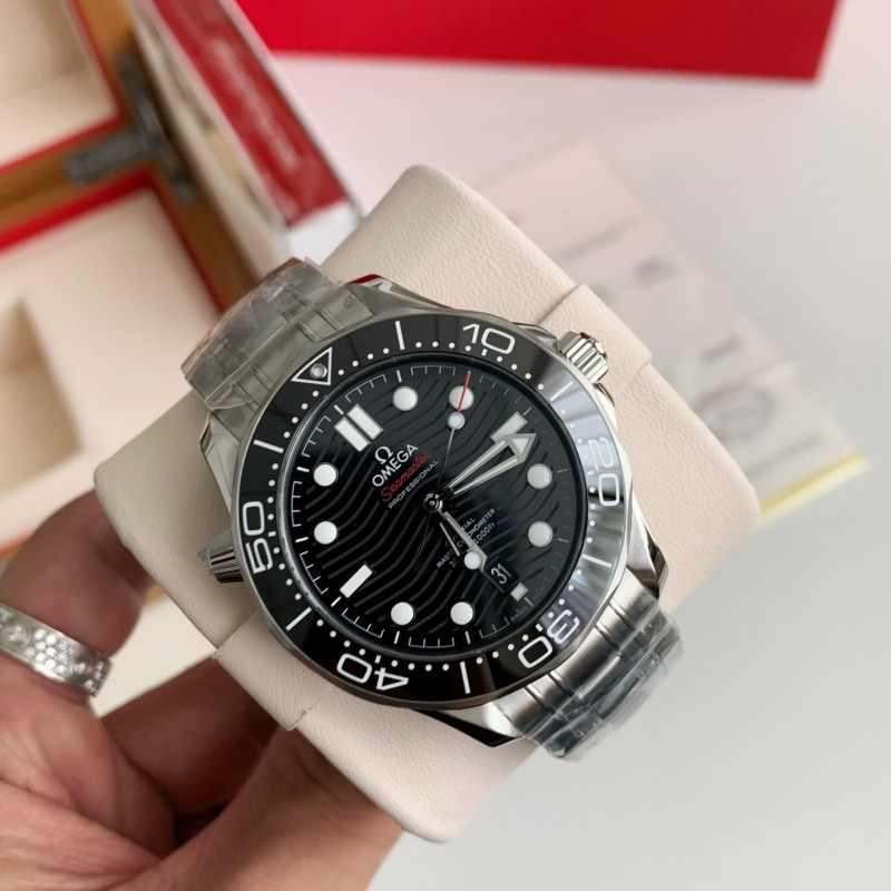 Om**a Seahorse Series 300-meter dive wristwatch,43.5mm