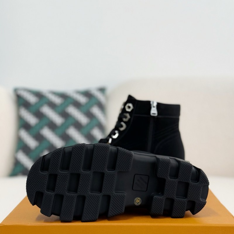 L0*is V*t0n Round toe lace-up boots