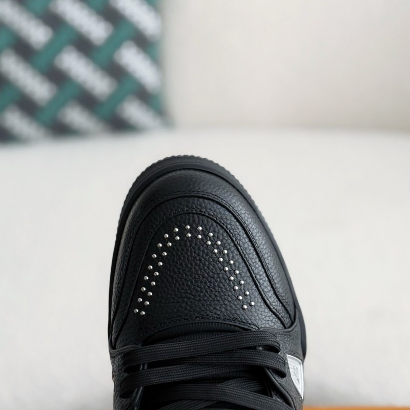 L0*is V*t0n TRAINER SNEAKERS