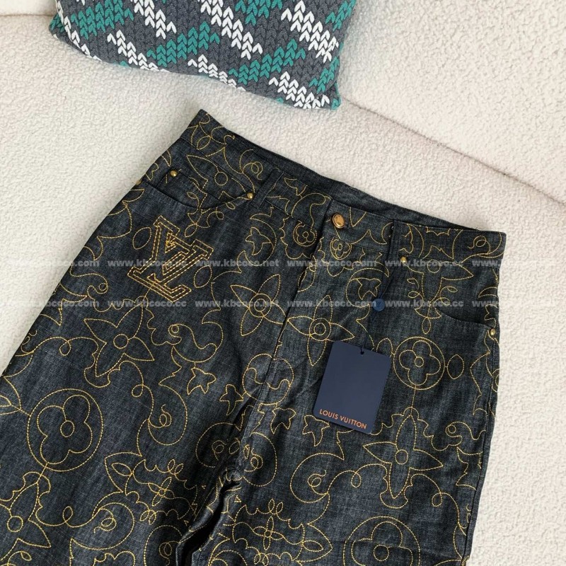 L0*is V*t0n  Costumes