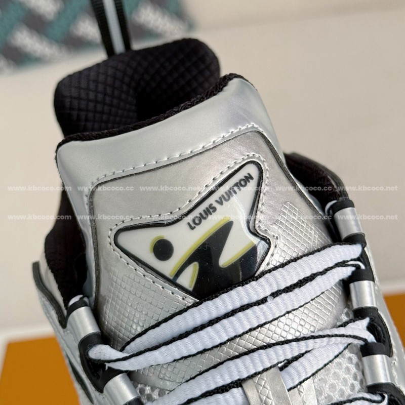 L0*is V*t0n RUNNER SNEAKERS