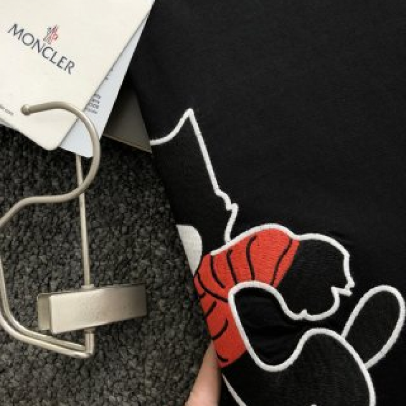 Moncler Spring and Summer Black Cartoon Embroidered T-shirt