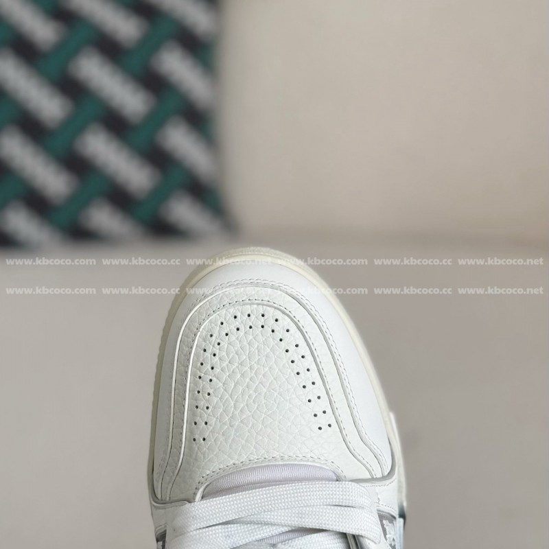 L0*is V*t0n TRAINER SNEAKERS