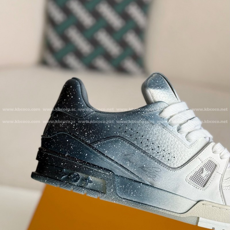 L0*is V*t0n TRAINER SNEAKERS