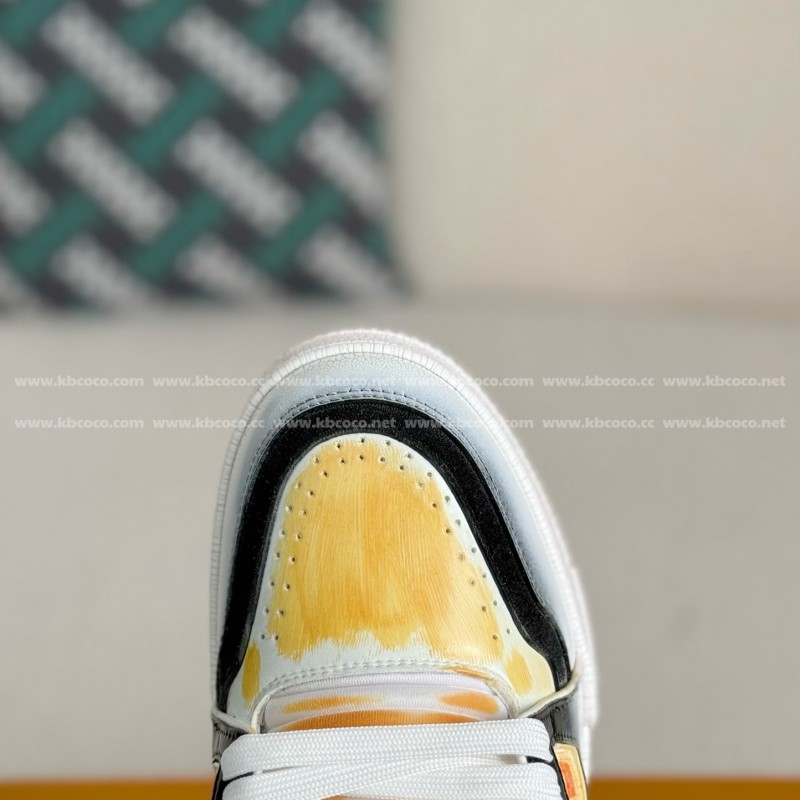 L0*is V*t0n TRAINER SNEAKERS