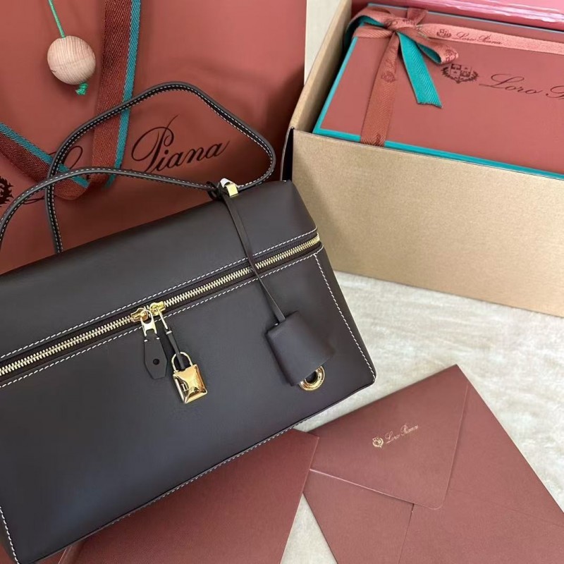 L**o p*ana new style black imported cowhide messenger bag size: 27*16*10cm