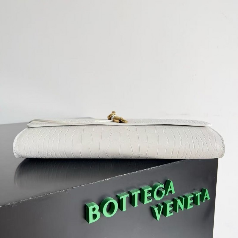 BOTTECA Ve*ne*ta uses exquisite craftsmanship intreccio embossed imported cow leather evening clutch b