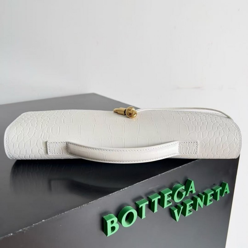 BOTTECA Ve*ne*ta uses exquisite craftsmanship intreccio embossed imported cow leather evening clutch b
