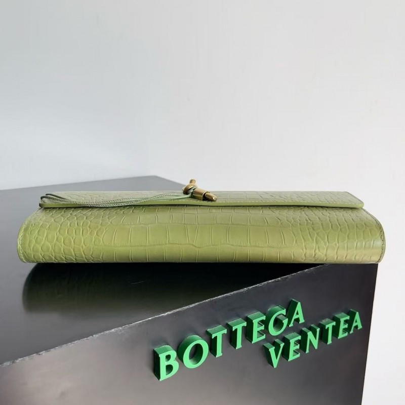 BOTTECA Ve*ne*ta uses exquisite craftsmanship intreccio embossed imported cow leather evening clutch b