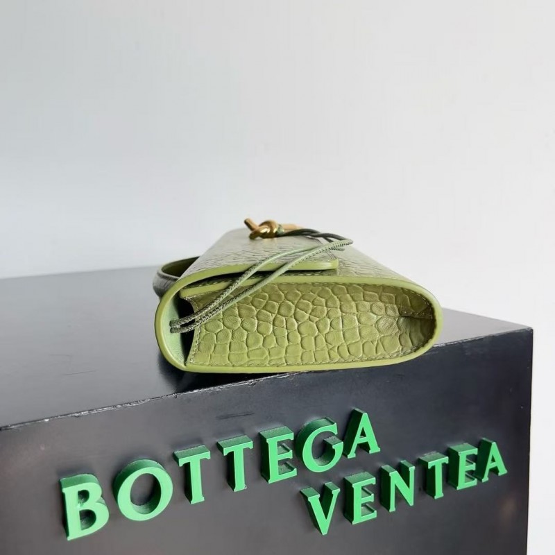 BOTTECA Ve*ne*ta uses exquisite craftsmanship intreccio embossed imported cow leather evening clutch b