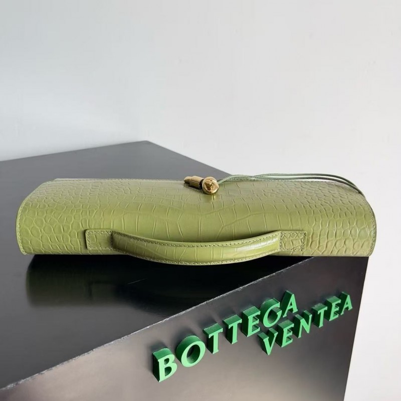 BOTTECA Ve*ne*ta uses exquisite craftsmanship intreccio embossed imported cow leather evening clutch b