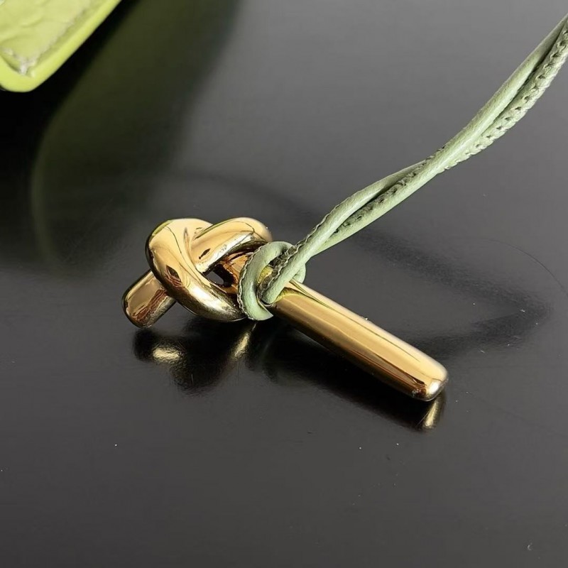 BOTTECA Ve*ne*ta uses exquisite craftsmanship intreccio embossed imported cow leather evening clutch b