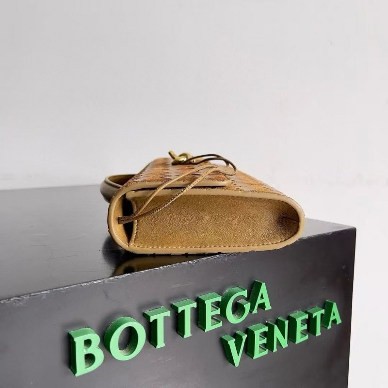BOTTECA Ve*ne*ta uses exquisite craftsmanship intreccio woven imported sheepskin evening clutch bag Si