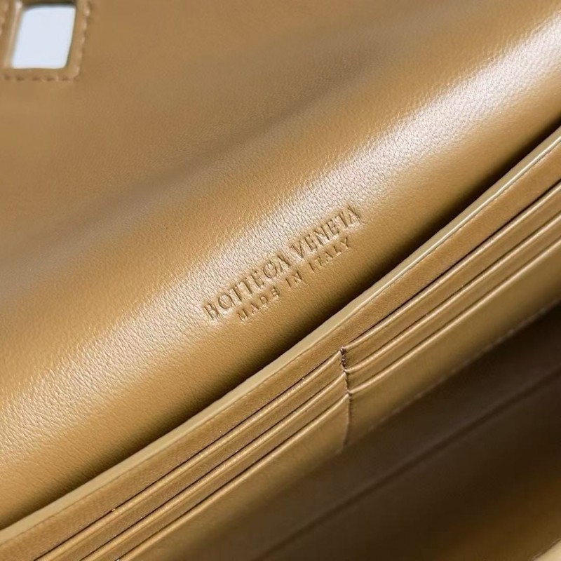 BOTTECA Ve*ne*ta uses exquisite craftsmanship intreccio woven imported sheepskin evening clutch bag Si