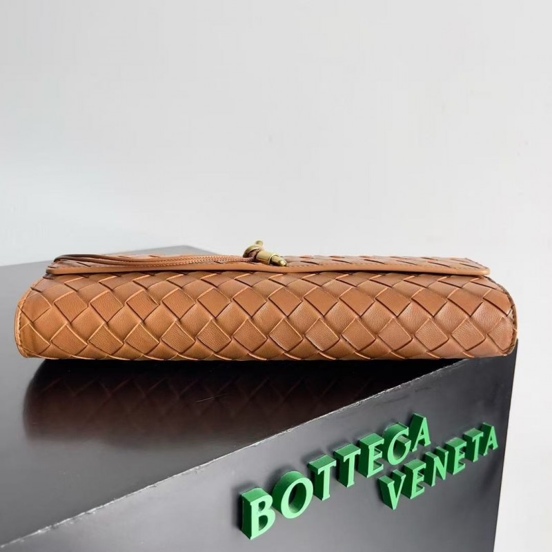 BOTTECA Ve*ne*ta uses exquisite craftsmanship intreccio woven imported sheepskin evening clutch bag Si