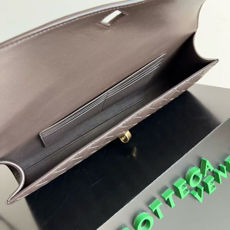 BOTTECA Ve*ne*ta uses exquisite craftsmanship intreccio woven imported sheepskin evening clutch bag Si