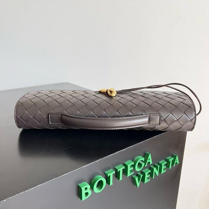 BOTTECA Ve*ne*ta uses exquisite craftsmanship intreccio woven imported sheepskin evening clutch bag Si