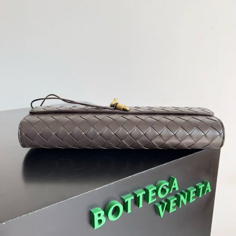 BOTTECA Ve*ne*ta uses exquisite craftsmanship intreccio woven imported sheepskin evening clutch bag Si