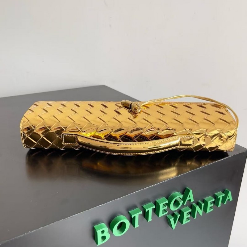 BOTTECA Ve*ne*ta uses exquisite craftsmanship intreccio weaving imported lacquered cowhide leather eve