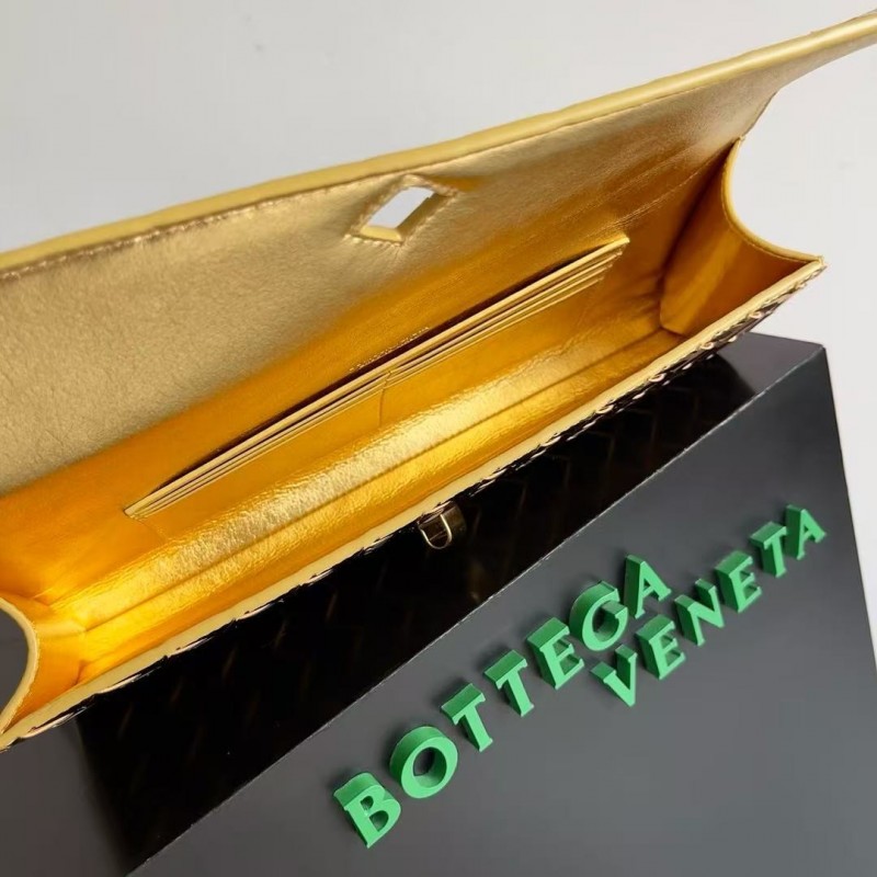 BOTTECA Ve*ne*ta uses exquisite craftsmanship intreccio weaving imported lacquered cowhide leather eve