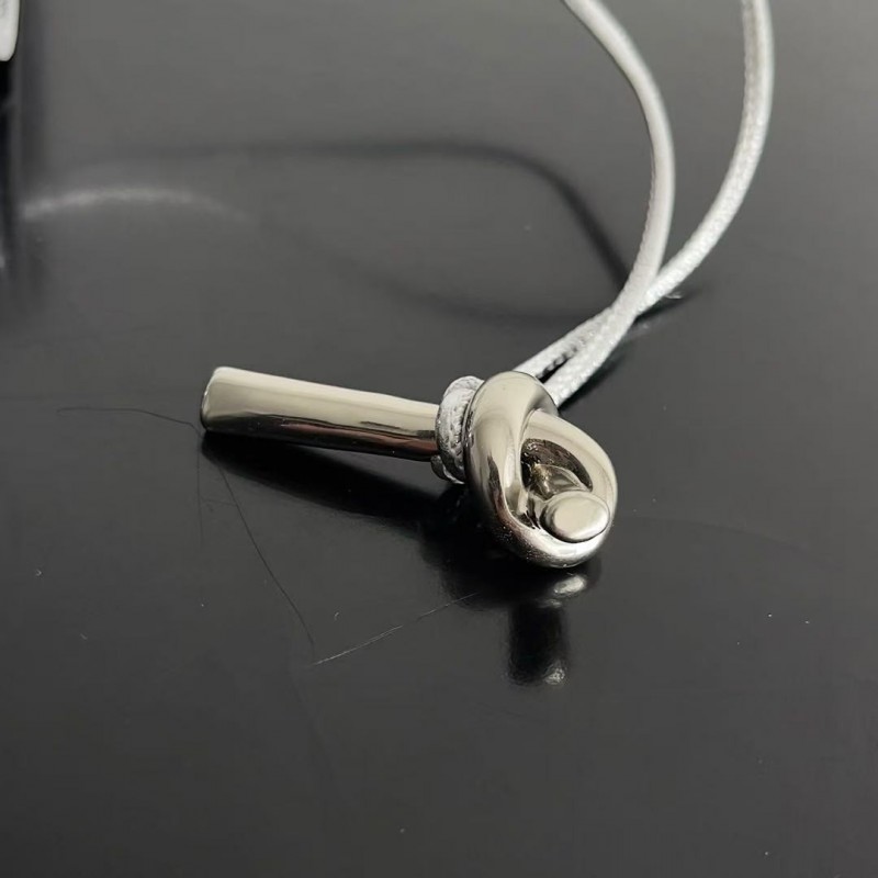 BOTTECA Ve*ne*ta uses exquisite craftsmanship intreccio weaving imported lacquered cowhide leather eve