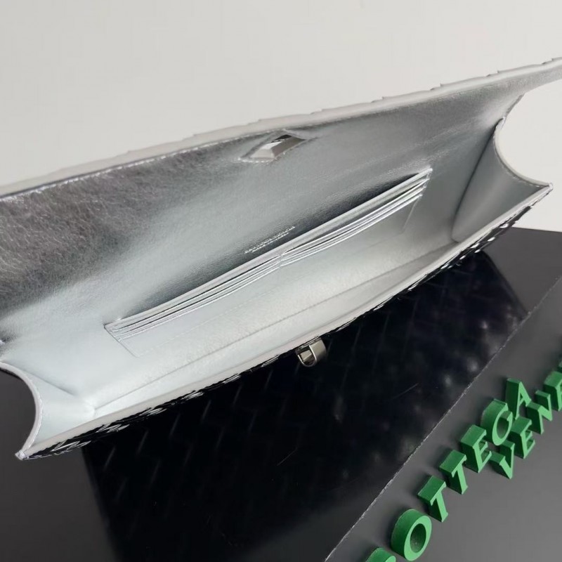 BOTTECA Ve*ne*ta uses exquisite craftsmanship intreccio weaving imported lacquered cowhide leather eve