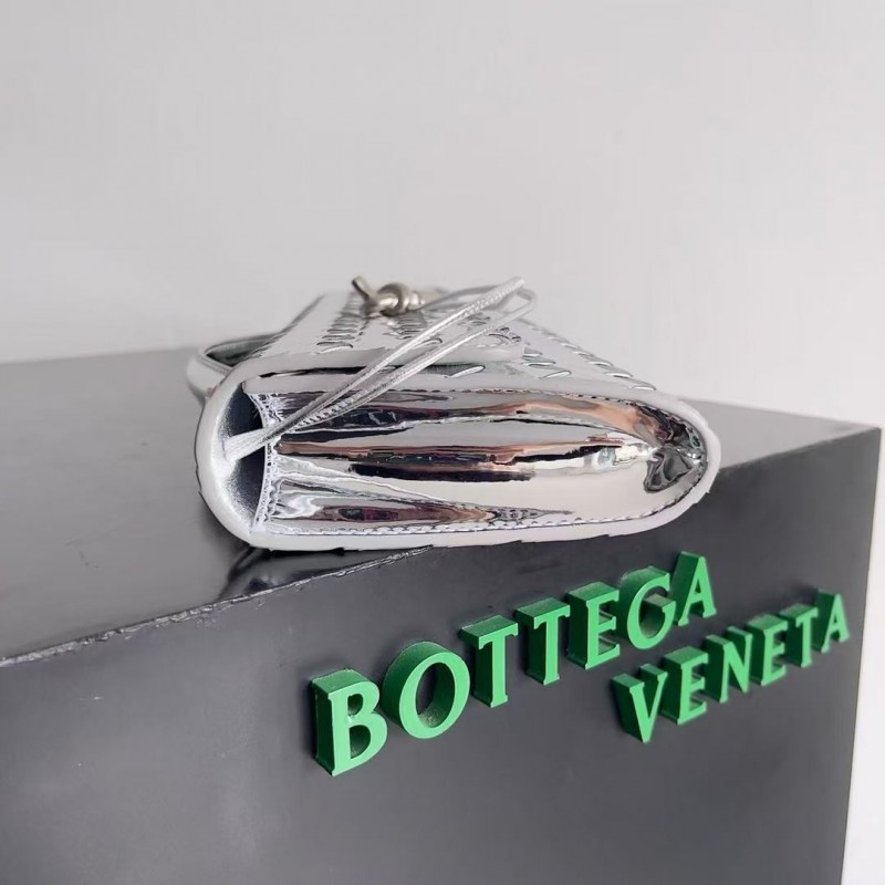 BOTTECA Ve*ne*ta uses exquisite craftsmanship intreccio weaving imported lacquered cowhide leather eve