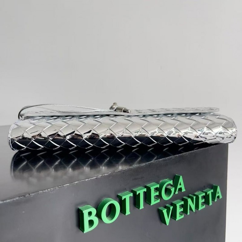 BOTTECA Ve*ne*ta uses exquisite craftsmanship intreccio weaving imported lacquered cowhide leather eve