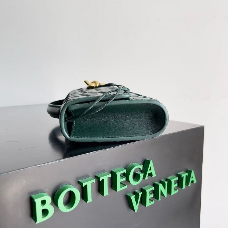BOTTECA Ve*ne*ta uses exquisite craftsmanship intreccio woven imported sheepskin evening clutch bag Si