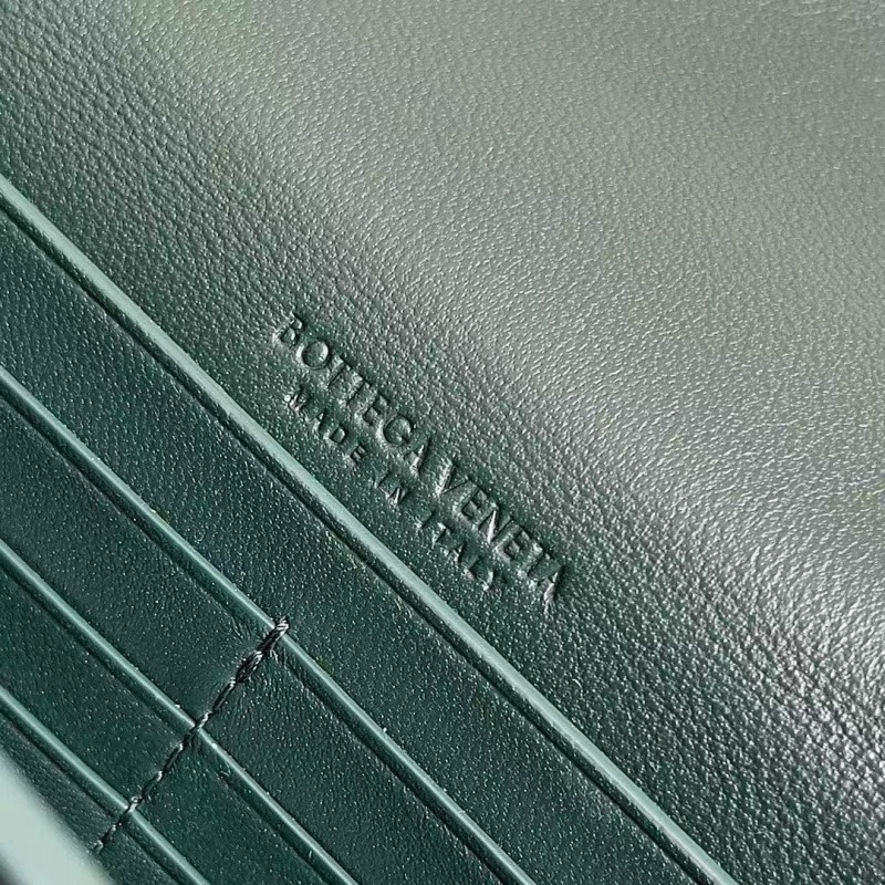 BOTTECA Ve*ne*ta uses exquisite craftsmanship intreccio woven imported sheepskin evening clutch bag Si