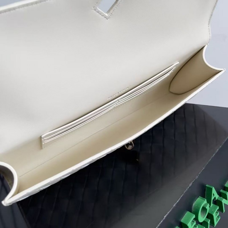 BOTTECA Ve*ne*ta uses exquisite craftsmanship intreccio woven imported sheepskin evening clutch bag Si