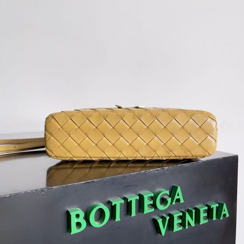 BOTTECA Ve*ne*ta uses exquisite craftsmanship intreccio weaving imported sheepskin leather Crossbody t