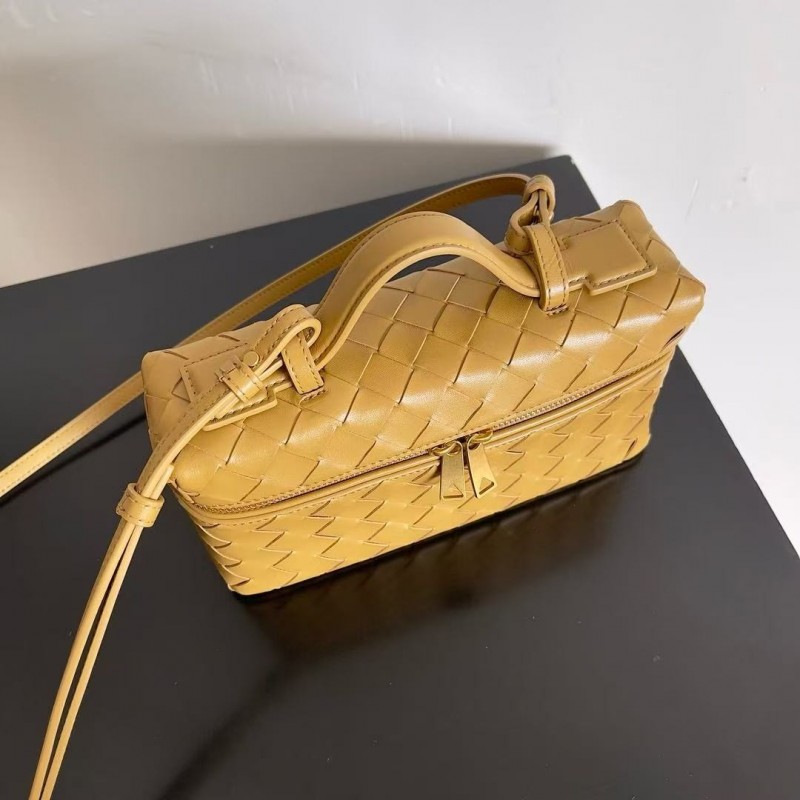 BOTTECA Ve*ne*ta uses exquisite craftsmanship intreccio weaving imported sheepskin leather Crossbody t