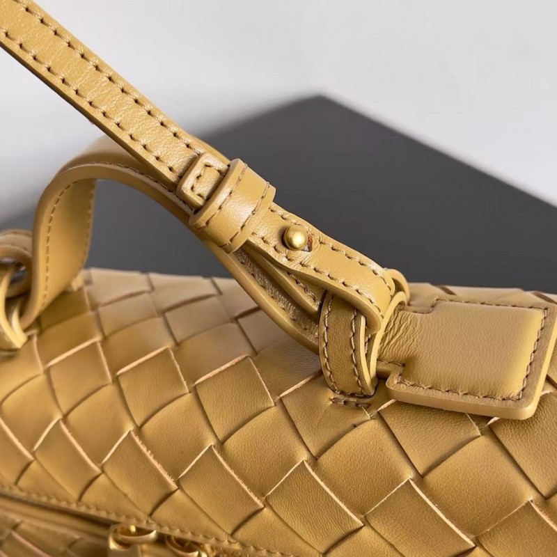 BOTTECA Ve*ne*ta uses exquisite craftsmanship intreccio weaving imported sheepskin leather Crossbody t