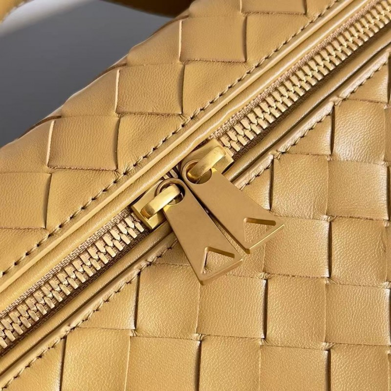 BOTTECA Ve*ne*ta uses exquisite craftsmanship intreccio weaving imported sheepskin leather Crossbody t