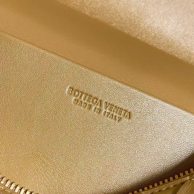 BOTTECA Ve*ne*ta uses exquisite craftsmanship intreccio weaving imported sheepskin leather Crossbody t