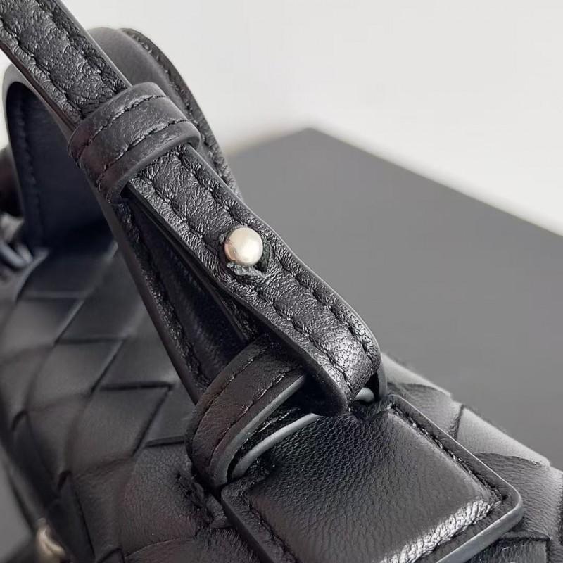 BOTTECA Ve*ne*ta uses exquisite craftsmanship intreccio weaving imported sheepskin leather Crossbody t