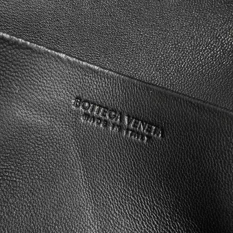 BOTTECA Ve*ne*ta uses exquisite craftsmanship intreccio weaving imported sheepskin leather Crossbody t