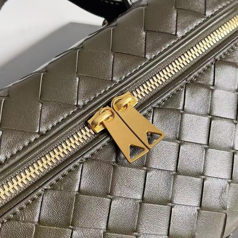 BOTTECA Ve*ne*ta uses exquisite craftsmanship intreccio weaving imported sheepskin leather Crossbody t