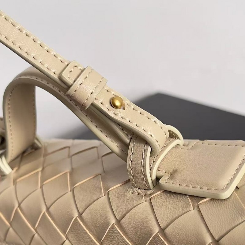 BOTTECA Ve*ne*ta uses exquisite craftsmanship intreccio weaving imported sheepskin leather Crossbody t