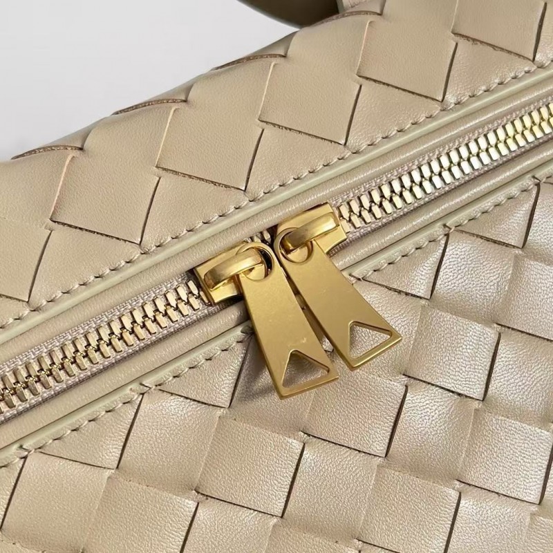 BOTTECA Ve*ne*ta uses exquisite craftsmanship intreccio weaving imported sheepskin leather Crossbody t