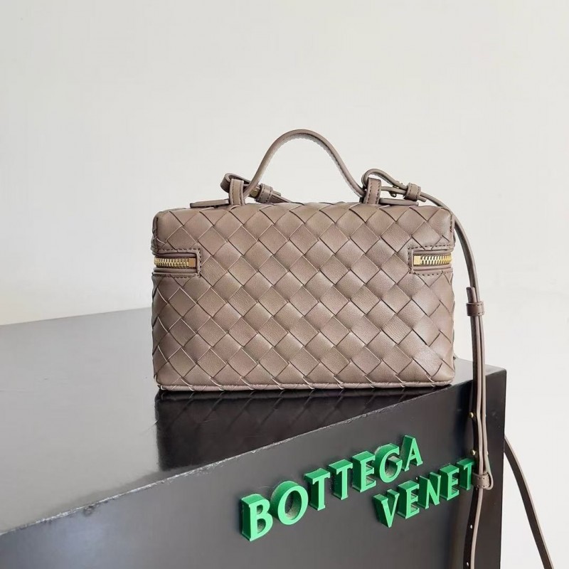 BOTTECA Ve*ne*ta uses exquisite craftsmanship intreccio weaving imported sheepskin leather Crossbody t