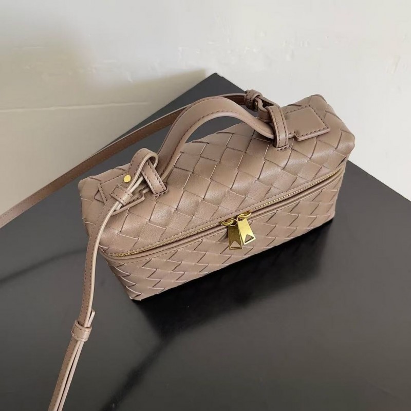 BOTTECA Ve*ne*ta uses exquisite craftsmanship intreccio weaving imported sheepskin leather Crossbody t