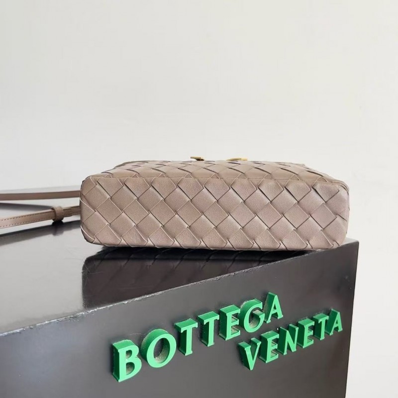 BOTTECA Ve*ne*ta uses exquisite craftsmanship intreccio weaving imported sheepskin leather Crossbody t