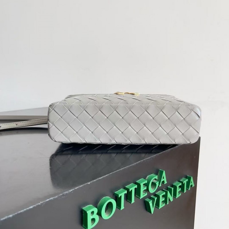 BOTTECA Ve*ne*ta uses exquisite craftsmanship intreccio weaving imported sheepskin leather Crossbody t